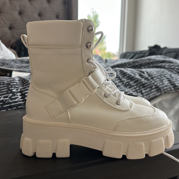 BRAND NEW FOREVER 21 WHITE COMBAT STYLISH BOOTS! - Picture 6 of 16